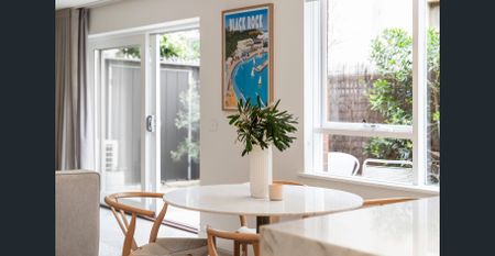 FULLY FURNISHED STUNNING DESIGNER LIVING BY THE BAY - Photo 2