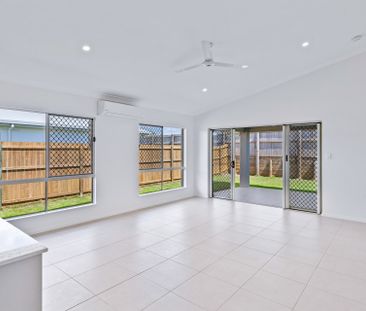 EXECUTIVE ENTERTAINER WITH SOLAR IN MUCH SOUGHT AFTER SMITHFIELD VI... - Photo 4