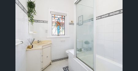 Charming residence in a quiet parkside address - Photo 3