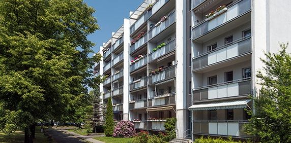 Wir sanieren für Sie: 4-Zimmerwohnung mit Balkon und Aufzug! - Photo 2