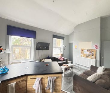4 bedroom flat to rent - Photo 1