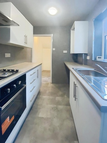 1 bedroom semi-detached house to rent - Photo 5