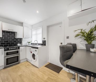 4 bedroom semi-detached house to rent - Photo 2