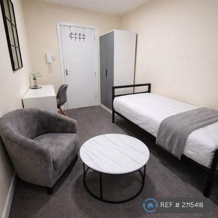 1 bedroom in a house share to rent - Photo 3