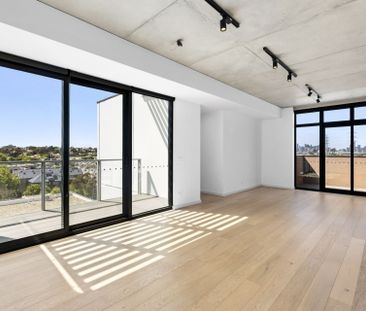 Modern 2-Bed Apartment with Stunning Views on the Rivers-edge! - Photo 1