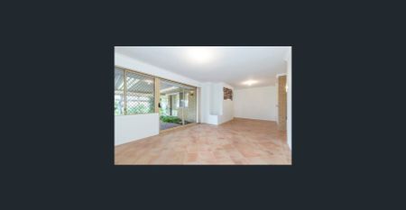 2 Garden Sheds and a Large Undercover Patio - Photo 2