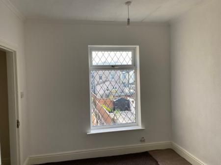 3 bedroom Terraced House To Let - Photo 2