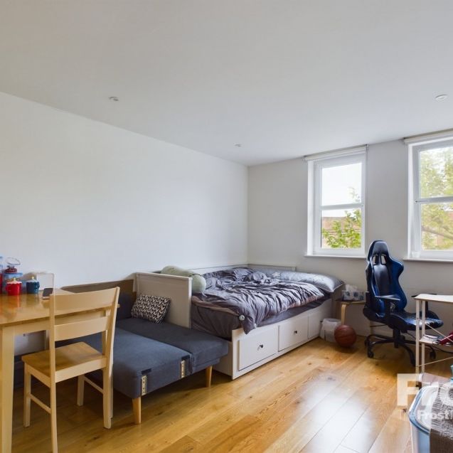 The Courtyard, High Street, Staines-Upon-Thames,TW18 - Photo 1