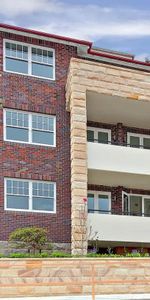 HARBOURSIDE SERENITY IN CHARMING ART DECO APARTMENT - Photo 4