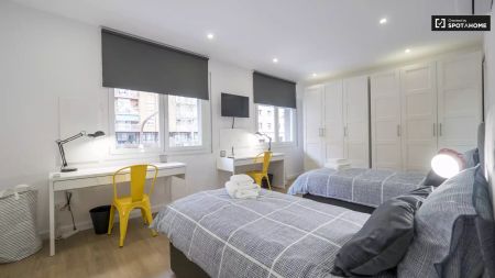 Lovely room for rent in 5-bedroom apartment with terrace in Sants - Photo 4