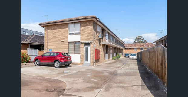 First floor Apartment living!! - Photo 1