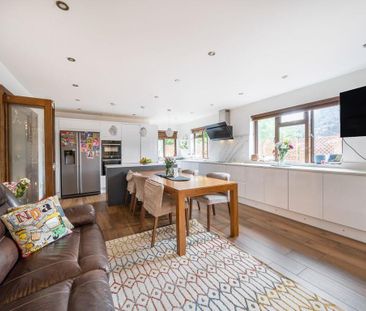 5 bedroom detached bungalow to rent - Photo 1