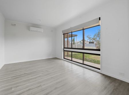 RECENTLY UPDATED HOME IN WERRIBEE - Photo 5