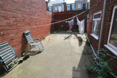 2 Bed - Stratford Grove West, Heaton - Photo 4