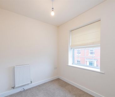 4 bed House - Detached To Let - Photo 2