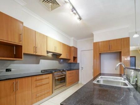 Fantastic location close to the Shopping Centre, schools, park and transport. - Photo 3