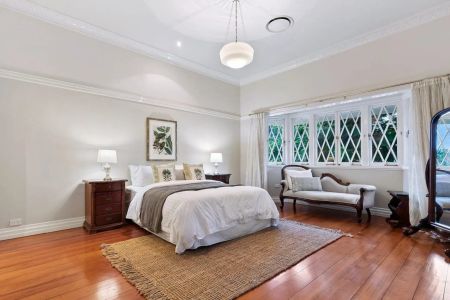 Exquisitely Renovated Queenslander Opposite Oriel Road Park - Photo 5