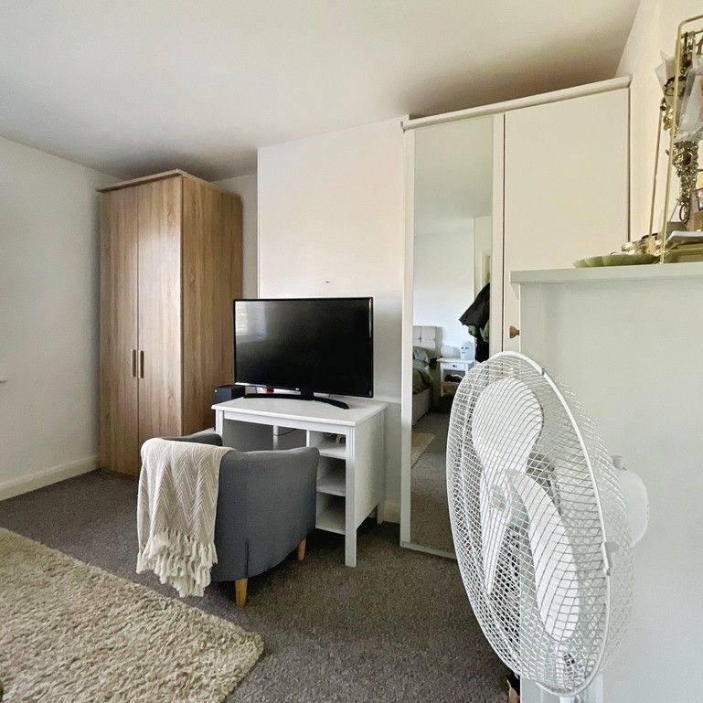 1 bedroom Apartment to let - Photo 1