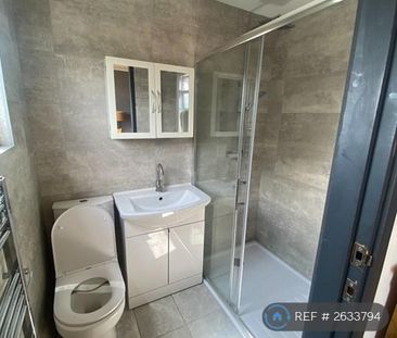 1 bedroom in a house share to rent - Photo 2