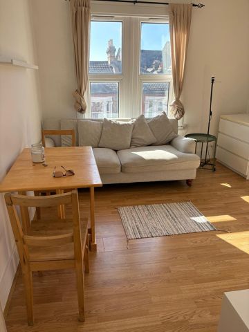 2 Bed Flat, Sandmere Road, SW4 - Photo 2