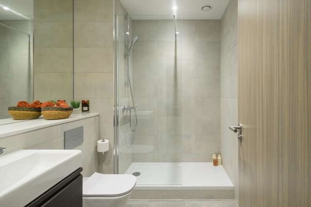 Light and bright 2 bed apartment with 2nd floor balcony and breath-taking views across Milton Keynes. - Photo 1