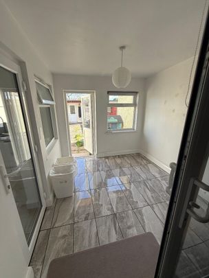 4 Bed Detached House, Staines Road, IG1 - Photo 1