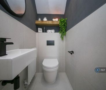 3 bedroom end of terrace house to rent - Photo 2