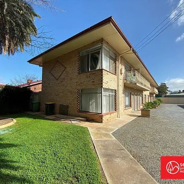 “ONE BEDROOM APPARTMENT ONLY MINUTES FROM THE CITY - SET OPPOSITE A PEACEFUL PARK” - Photo 1