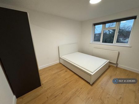 1 bedroom in a house share to rent - Photo 3