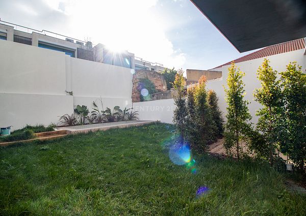 Apartamento T2 a estrear para Arrendamento em Belém com piscina e jardim de acesso privado a quem lá vive (3A)