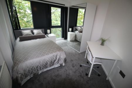3 bedroom flat to rent - Photo 4