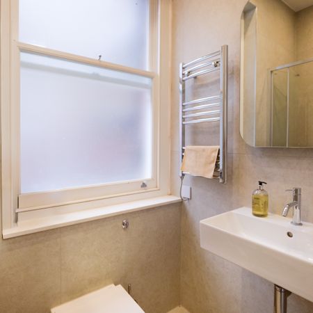 SOME BILLS INCLUDED - Spacious Semi-Studio in Kensington, London SW7 - Photo 4