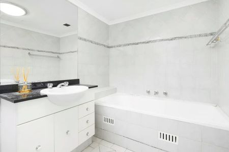 Spacious One Bedroom Apartment - Photo 4