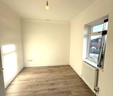 4 bedroom semi-detached house to rent - Photo 5