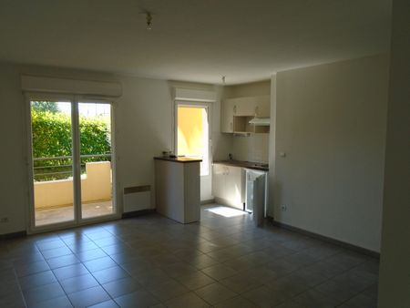 Location Appartement 2 pièces 45m² LANNEMEZAN 65300 - Photo 2