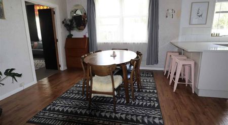 Family home in prime location - Photo 2