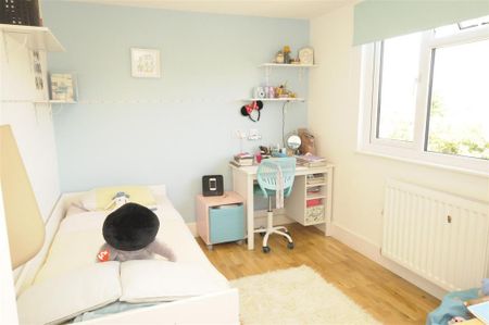 4 bedroom semi-detached house to rent - Photo 5