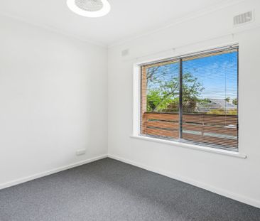Modern unit in Glenelg - Photo 3