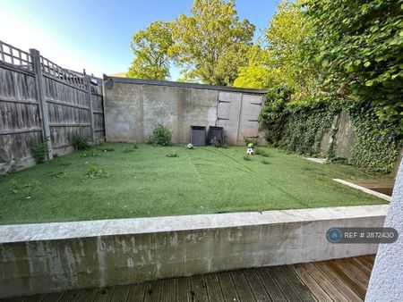 3 bedroom flat to rent - Photo 5