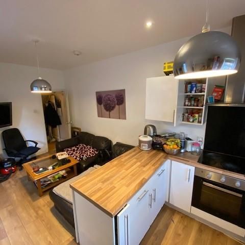 5 bedroom private hall to rent - Photo 1