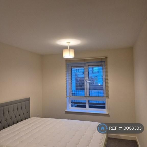 1 bedroom in a flat share to rent - Photo 1