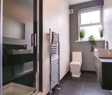 Gorgeous 7 bed House Share in Burley! Room 2 - Photo 3