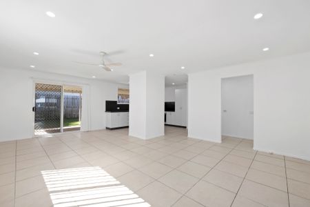 HOME WITH POOL, SHED & OUTDOOR AREA, 2 MINUTES WALK TO BEACH - Photo 5