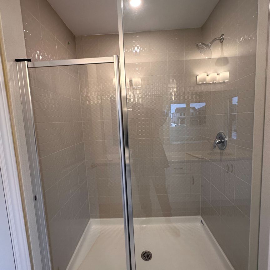 For Lease - 21 Kingsbury Trail, Barrie, Ontario - Photo 1