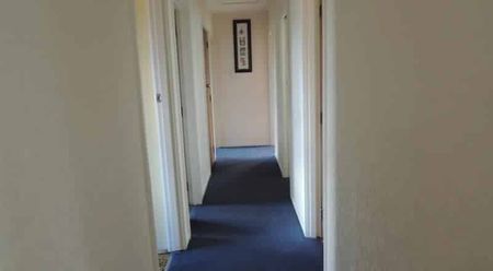Large Four Bedroom - Photo 4