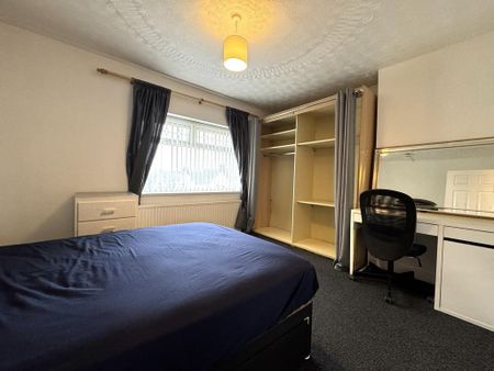 4 bedroom end of terrace house to rent - Photo 4