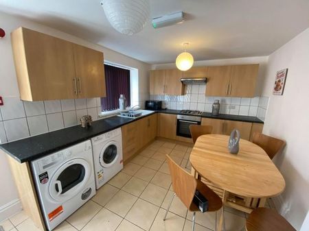 1 bedroom in a house share to rent - Photo 2