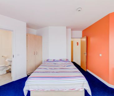 Classic Two Bedroom Apartment - Photo 5