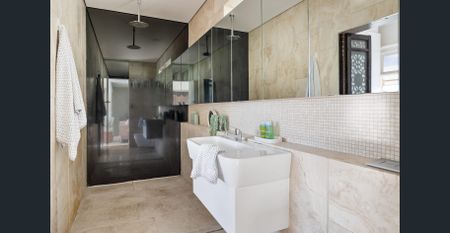 Beautifully renovated older style apartment bathed in natural sunlight! - Photo 5