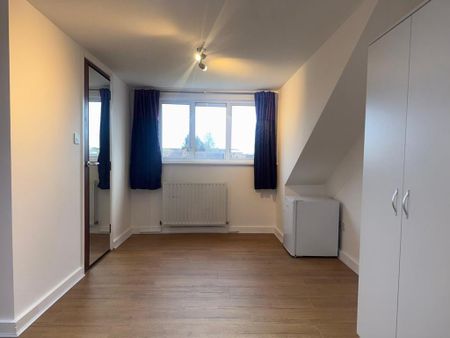 1 bedroom in a house share to rent - Photo 3